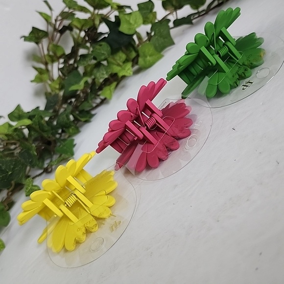 Set of 3 Acrylic Daisy Flower Hair Claw Clip - Picture 5 of 6